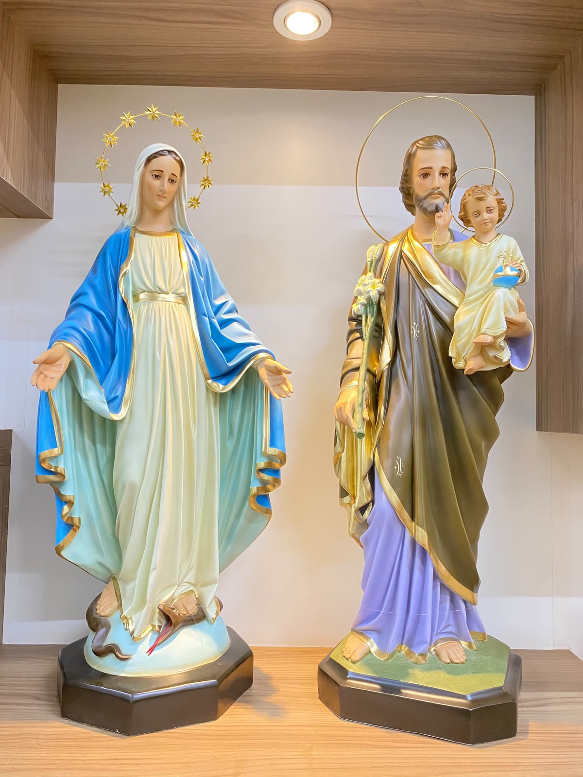 Imagens de Nossa Senhora e São José na Agnus Dei